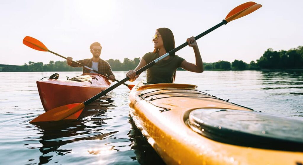 couple kayaking