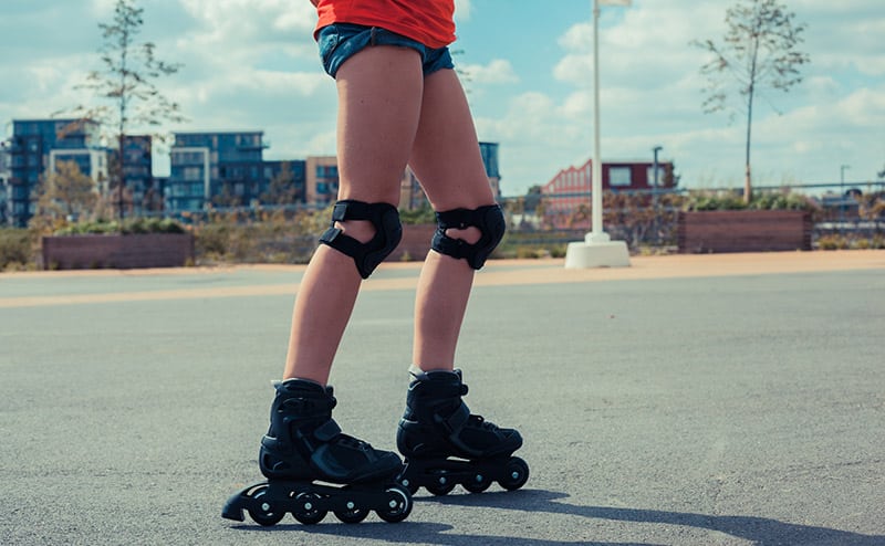 legs of rollerblader